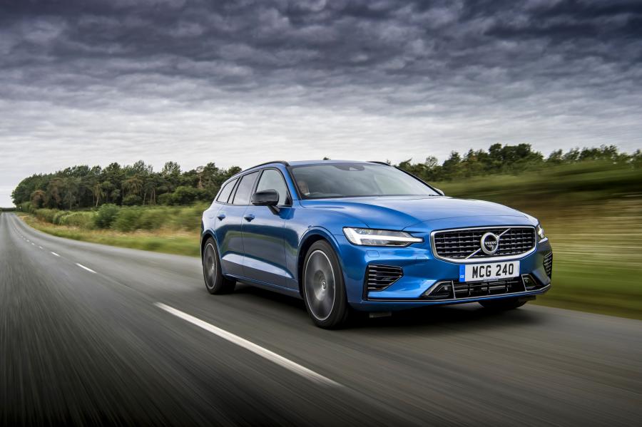  Volvo V60 T8 R-Design 2019 года  (UK) (фото 11 из 32)